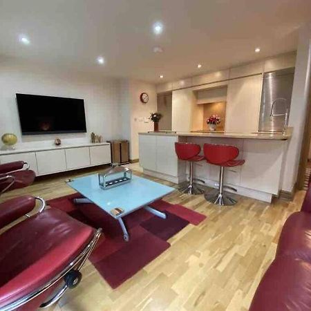 Lovely 2 Double Bedroom Flat With Patio Manchester Exteriér fotografie