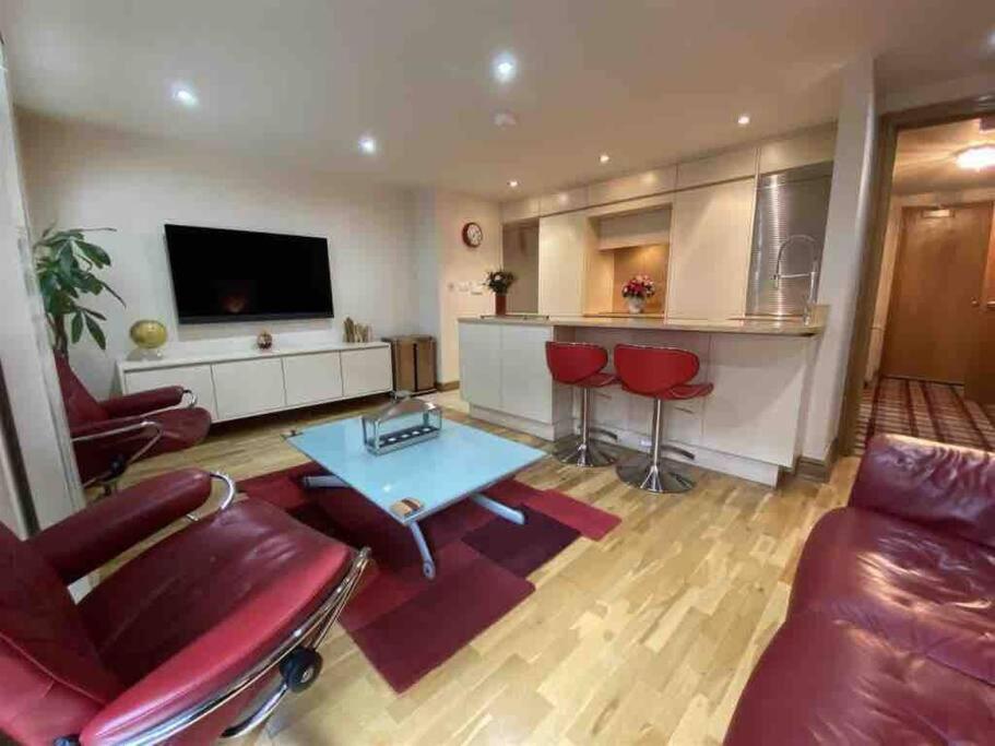 Lovely 2 Double Bedroom Flat With Patio Manchester Exteriér fotografie