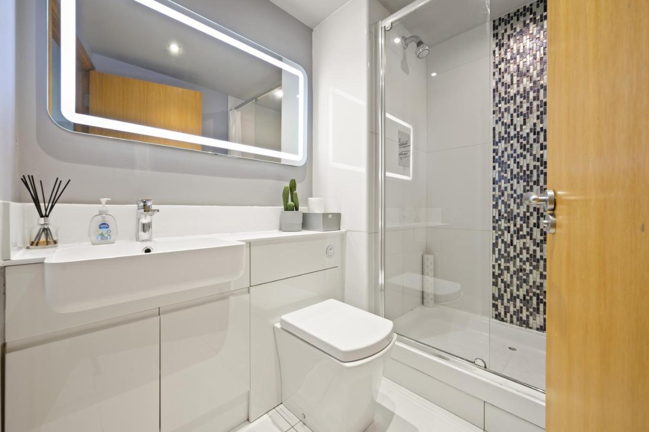 Lovely 2 Double Bedroom Flat With Patio Manchester Exteriér fotografie