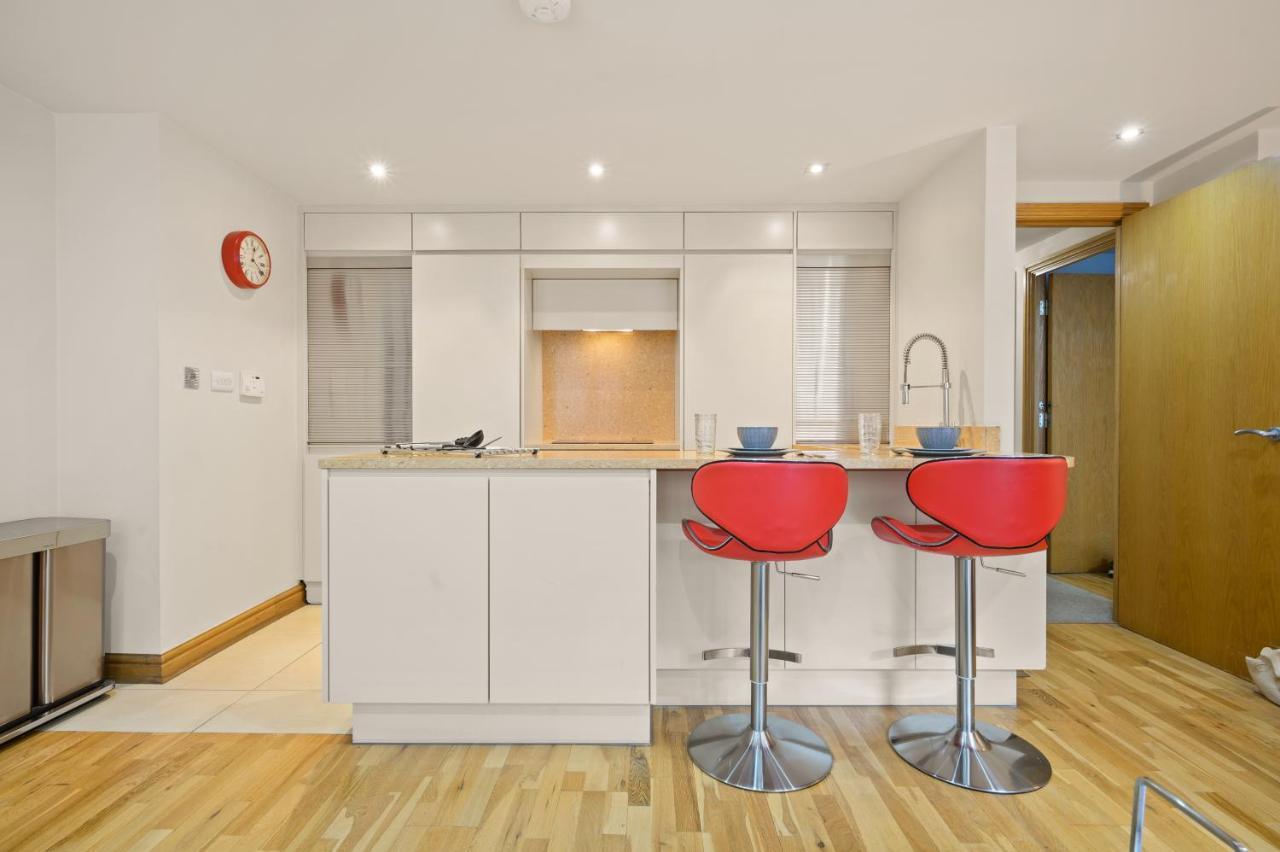 Lovely 2 Double Bedroom Flat With Patio Manchester Exteriér fotografie
